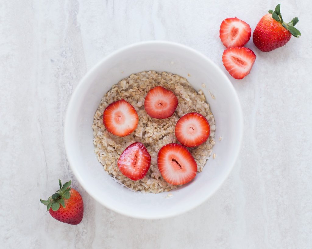 https://thesweetpotato.ca/wp-content/uploads/2018/08/strawberry-overnight-oats-1024x818.jpg