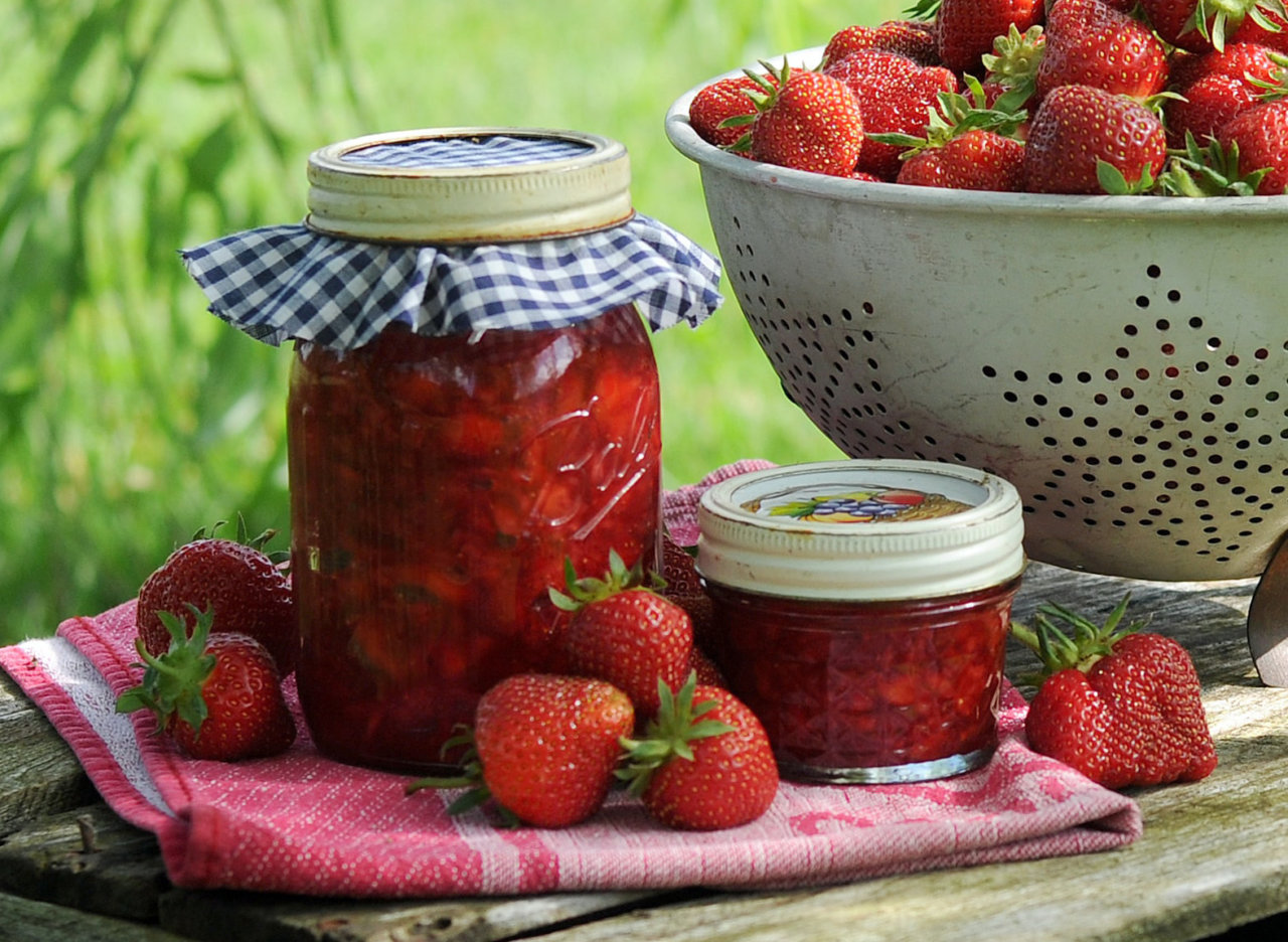 https://thesweetpotato.ca/wp-content/uploads/2021/06/recipe_strawberry-jam-raw-1280x936.jpg
